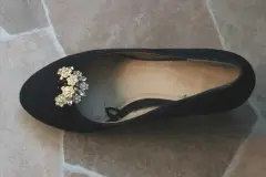 Ohrclips an schwarze Pumps clipsen - fertig ist der Abendschuh