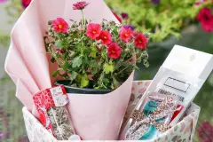 Mit gebrauchtem Geschenkpapier gestaltete Geschenkkartons