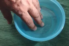 Entz&uuml;ndung an den Nagelbetten - in Mundsp&uuml;lung baden