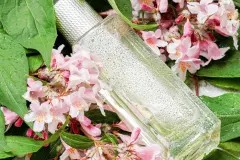 Fast leere Flasche Parfum mit Baby&ouml;l f&uuml;llen