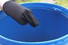 Socke an Dachrinne zum Schutz vor Schmutz in der Regentonne