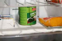 K&uuml;hlschrank schneller sauber mit ausgelegtem K&uuml;chenpapier