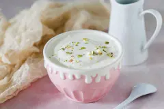 Quarkspeise mit Pistazien und Fr&uuml;chten