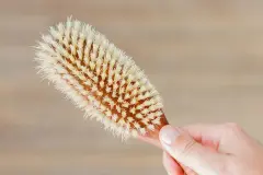 Haarb&uuml;rsten schnell und nebenbei mit Schmierseife reinigen