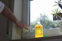 Wei&szlig;e Fensterrahmen mit Grillreiniger putzen