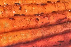 Neue Karotten karamellisiert - ein k&ouml;stliches Gem&uuml;segericht