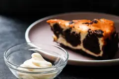 Kuchenteig wird saftig mit Mayonnaise