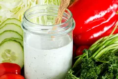 Knoblauch-Joghurt-Dressing