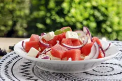 Melonensalat mit Schafsk&auml;se und roten Zwiebeln