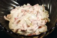 Mayo bleibt fest trotz Gew&uuml;rzgurken im Salat