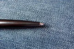 Reparatur bei Jeans mit Kuli "unsichtbar" machen