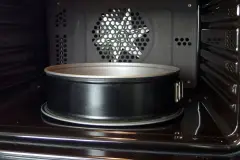 Backofen mit Backpulverpaste reinigen
