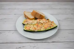 Zucchini mit Lachs gef&uuml;llt aus dem Ofen