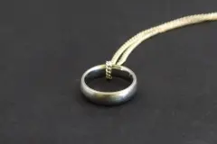 Zu eng gewordene Ringe als Anh&auml;nger an einer Kette tragen