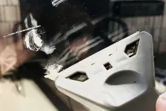Farbspritzer auf Fensterglas entfernen mit Glaskeramikschaber