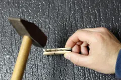 Gefahrlos einen Nagel in die Wand schlagen