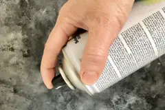 Spraydosen (z.B. Farbspraydosen) g&auml;ngig halten