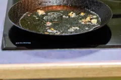 Eingebrannte Pfanne schnell wieder sauber mit simplem "Trick"