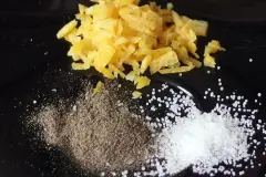Leckere W&uuml;rze aus Biozitronenschale, Salz und Pfeffer