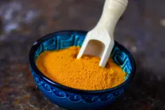 Kurkuma-Flecken aus Kleidung entfernen