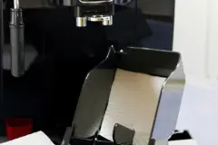 Kaffeevollautomat - Tresterfach sauber halten mit K&uuml;chenpapier