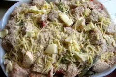 Gebackene H&uuml;hnerbrustfilet St&uuml;ckchen auf Spargelbett