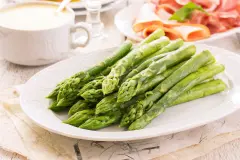 Gr&uuml;ner Spargel in Alufolie