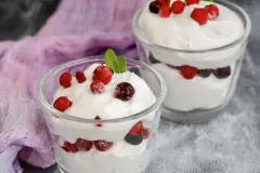 Erdbeeren mit Quark und Buttermilch statt Sahne