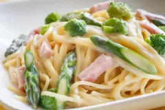 Gr&uuml;ner Spargel mit Broccoli