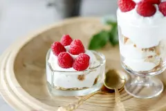 Dessert mit Himbeeren