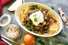 Nudeln mit Auberginen, Hackfleisch und Tsatsiki