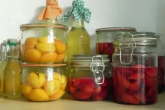 Einwecken: verschiedene Obst- und Gem&uuml;sesorten