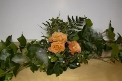 Elegante Blumendekoration f&uuml;r lange Tafel