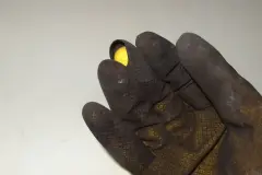 Kaputte Gartengummihandschuhe - Loch an Loch und h&auml;lt doch