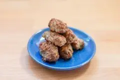 Frikadellen im Backofen auf Backpapier garen