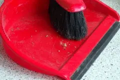 Kr&uuml;mel auf Arbeitsplatte / Tisch - abkehren