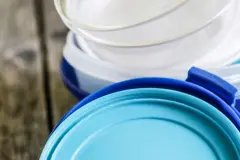 Plastikdosen: Deckel und Unterteil markieren