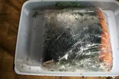 Graved Lachs platzsparend im K&uuml;hlschrank herstellen