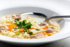 Kohlrabieintopf mit Bauchfleisch oder Suppenfleisch