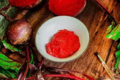 Selbstgemachte rote Lippenpflege