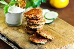 Vegetarisches Schnitzel - panierte Zucchini mit Minz-Dip