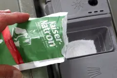 Speisenatron in die Sp&uuml;lmaschine: Turbo-Glanz