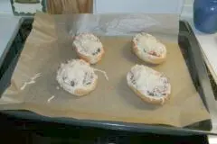 Gef&uuml;llte Br&ouml;tchen mit K&auml;se &uuml;berbacken