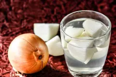 Leichte Halsschmerzen - Zwiebelwasser gurgeln