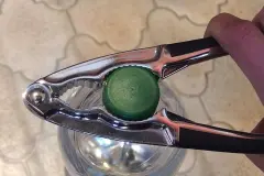 Flaschen mit Drehverschluss einfach &ouml;ffnen