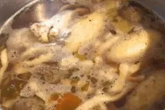 Gebackene Grie&szlig;kl&ouml;&szlig;chen - Suppeneinlage
