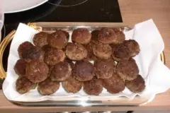 Gem&uuml;sefrikadelle (Boulette) mit frischen Zutaten