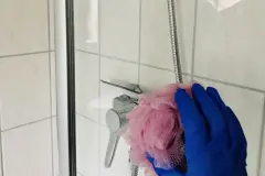 Alter Duschschwamm zum schnellen Putzen der Dusche
