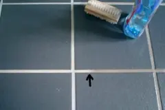 Verschmutzte Fliesenfugen
