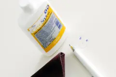 Kugelschreiber auf Lacktisch und Haut